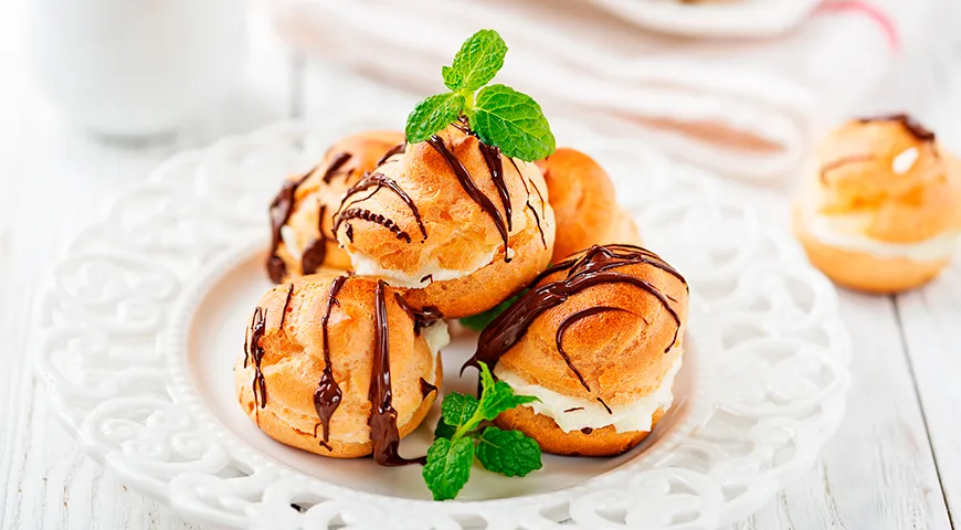 Название «профитроли» связано с французским словом, означающим «небольшое вознаграждение» или «маленькая прибыль»