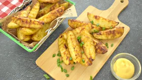 Молодой картофель, запечённый дольками в духовке
