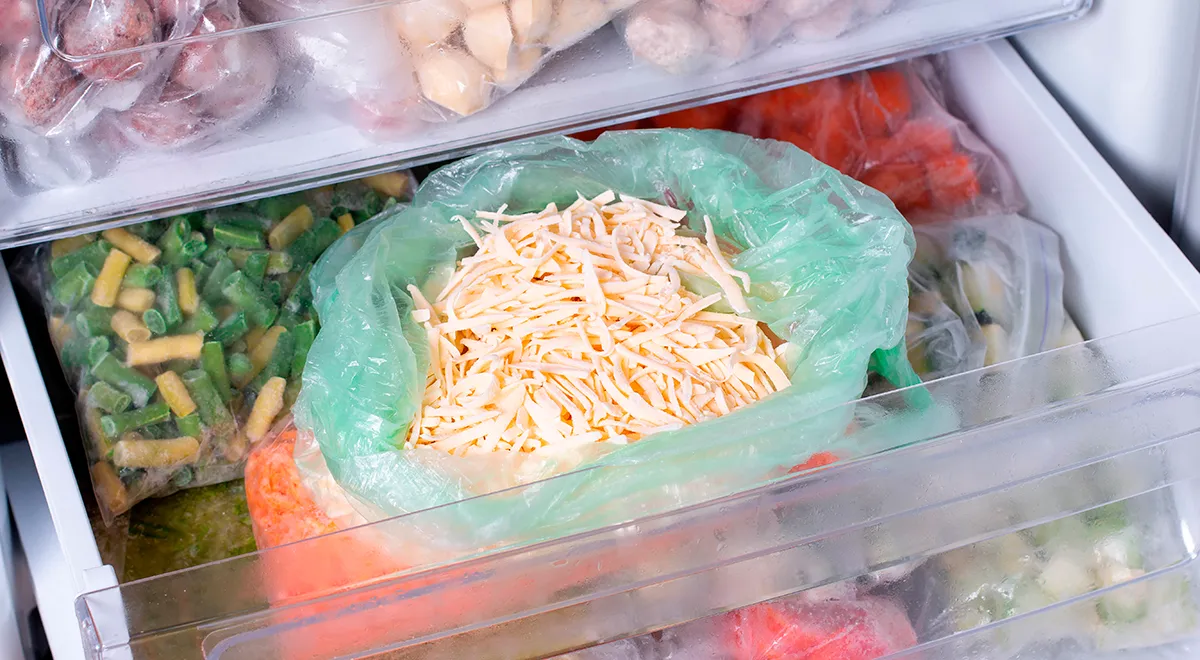 Можно ли замораживать сыр: какие виды переживут морозилку, а какие — нет