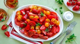 Салат из помидоров и клубники с базиликовой заправкой