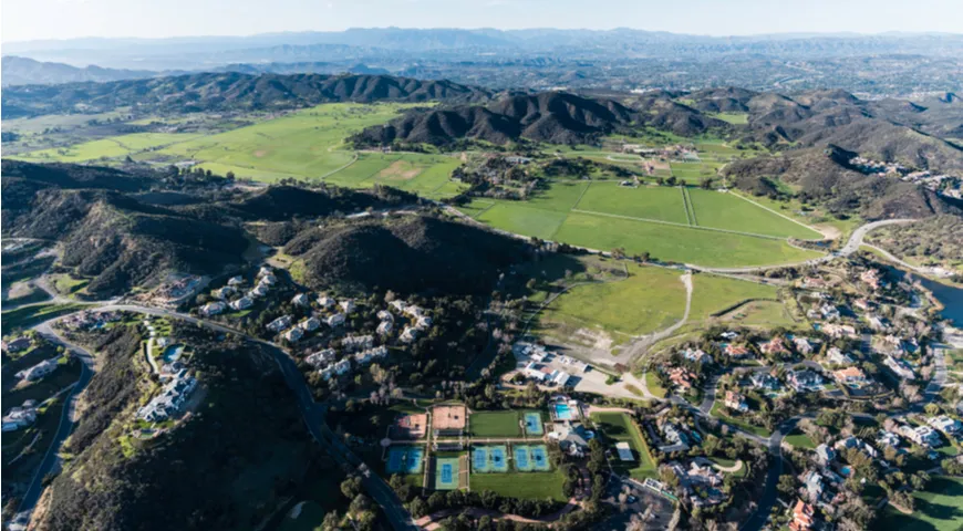Вид с воздуха на дома и ранчо Хидден-Вэлли в горах Санта-Моника в Калифорнии, США