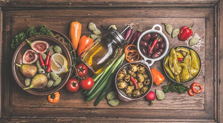 Почему нужно есть  соленые огурцы, и где еще искать витамины весной