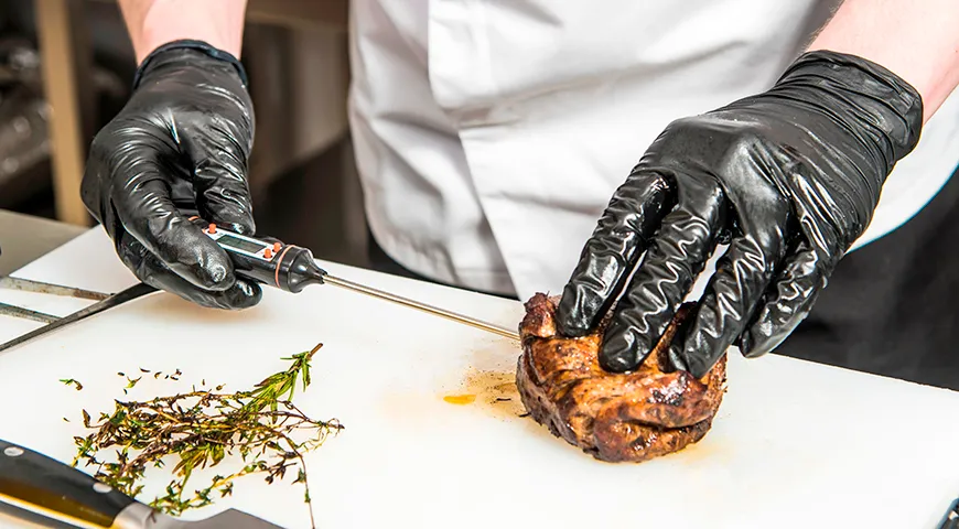 Для безопасности и идеальной прожарки измеряйте температуру мяса до «отдыха»