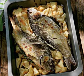 Запеченный карп с сельдереем