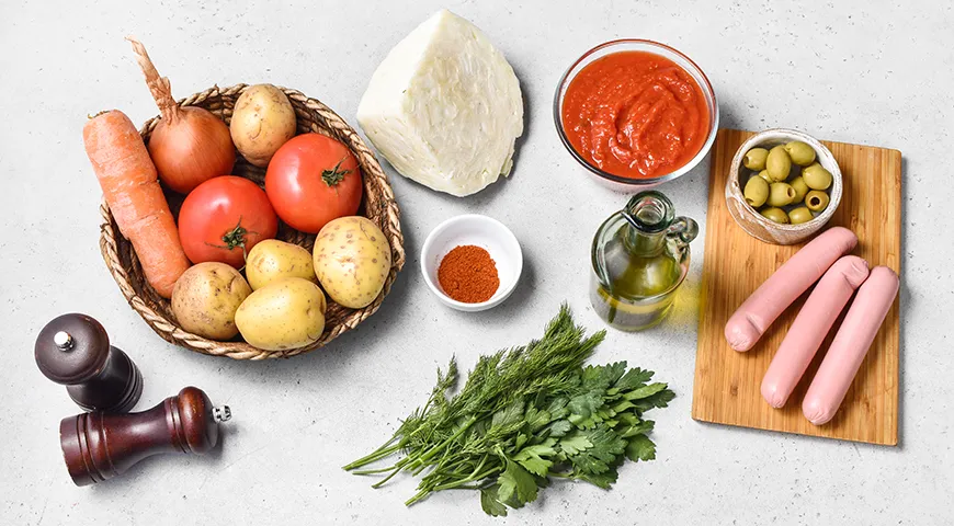 Тушеная капуста с картошкой и сосисками