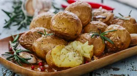Картошка в мундире, запеченная в духовке: 8 наивкуснейших блюд, которые захочется приготовить прямо сейчас