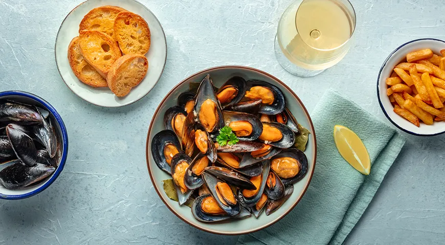 Вареные мидии давно и прочно обосновались в мировой кухне, завоевав любовь благодаря нежному вкусу, мягкой текстуре и удивительной кулинарной многогранности