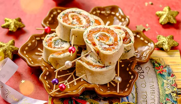 Роллы с красной рыбой в лепешке на палочках