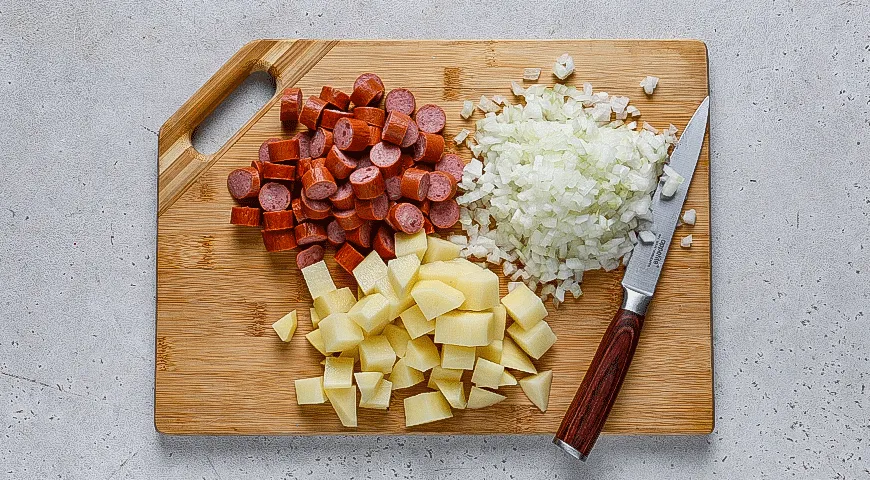 Картофельный суп с квашеной капустой и колбасками