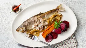 Рыбная бандероль из сырка, лука и морковки с кисло-сладкой свеклой 