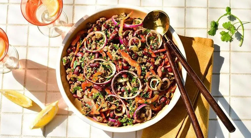 Салат с говядиной, фасолью и орехами