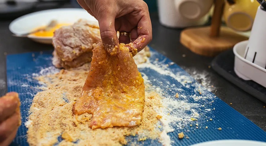 Если вы решили приготовить шницели, то куски мяса нужно предварительно отбить