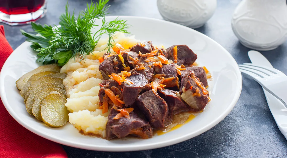 Рецепт тушеного говяжьего сердца с луком и сметаной