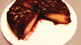 Шоколадный пирог с грушами в вине и винным сиропом