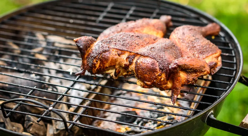 Профессионалы часто используют технику spatchcock, разрезая тушку корнишона вдоль спины и раскрывая ее как книжку: это позволяет птице прожариваться максимально равномерно и быстро