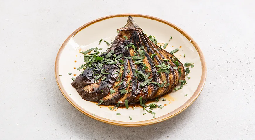 Баклажаны веером на сковороде