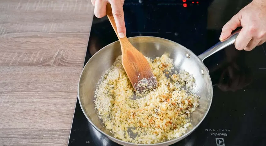 6. Для соуса обжарьте сухари панко в оливковом масле вместе со специями и приправами