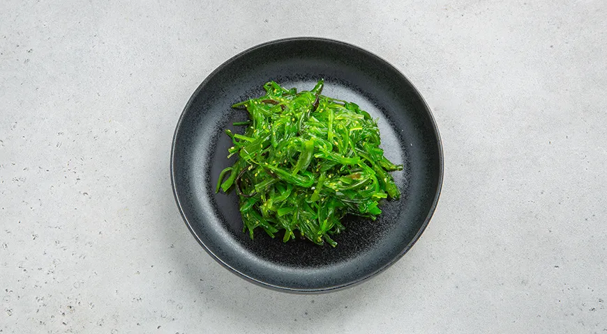 Салат Чука с кунжутным соусом