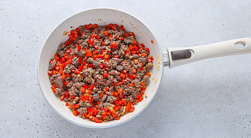 Баклажаны, фаршированные колбасками и овощами