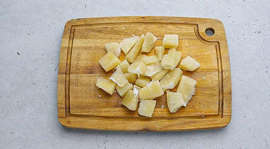 Салат из креветок с помело и острой заправкой