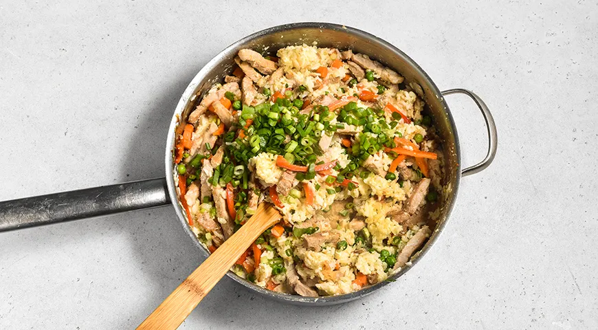 Рис со свининой и овощами в сковороде