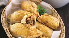 Пирожки из слоеного теста с курицей и сыром