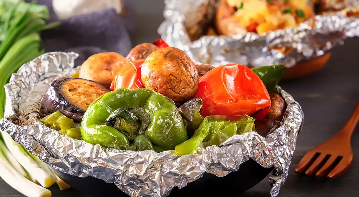 овощи в фольге в духовке сколько запекать. треска с овощами в фольге. овощи в фольге на мангале. овощи запеченные в фольге. мясо с овощами в фольге.