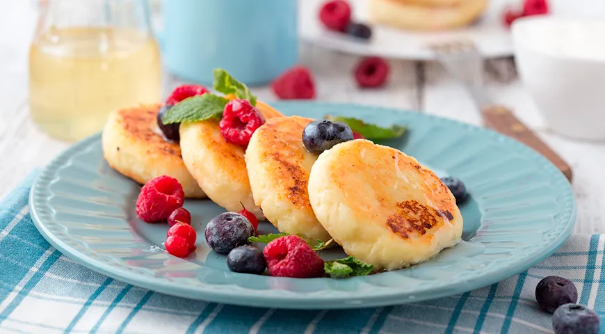 Рекомендуемая суточная норма потребления творожных сырников для детей составляет до 100 г