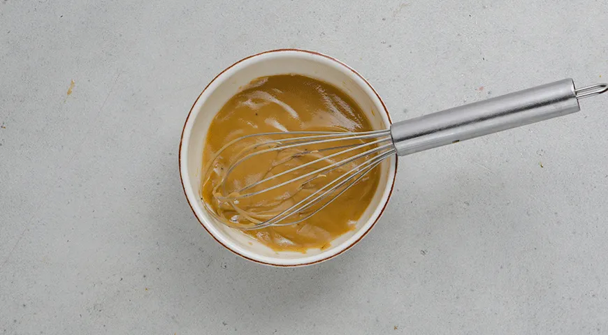 Зеленый салат с ветчиной из индейки, яблоком и пеканом