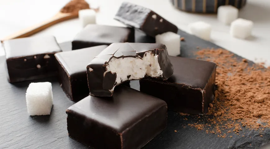 В отличие от зефира у суфле текстура плотнее, иногда с добавлением желатина