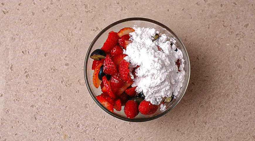 Итон месс с ягодами и мороженым