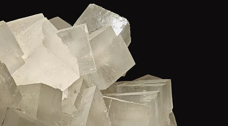 Кристаллы каменной соли имеют неправильную, остроугольную или слегка сглаженную на гранях форму