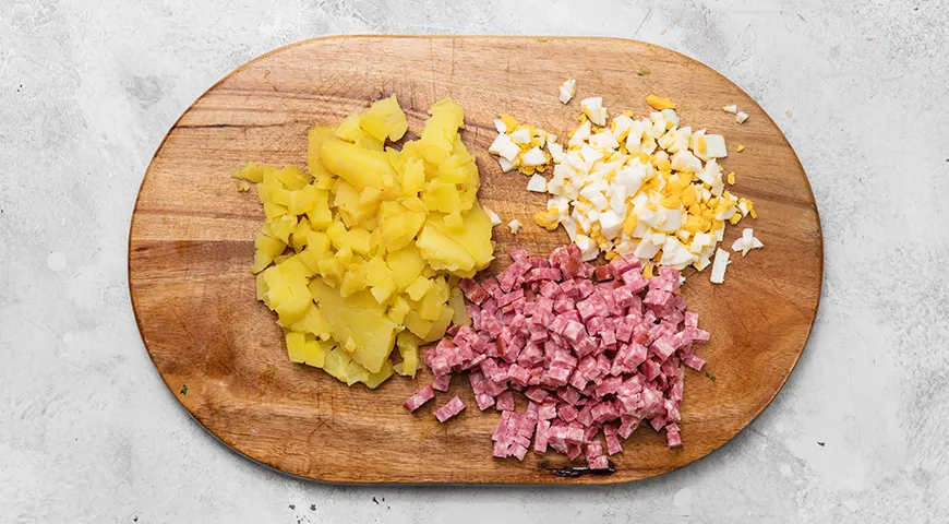 Окрошка с копченой колбасой