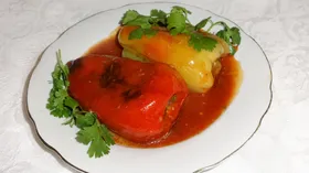 Перцы с начинкой в томатно-чесночной подливе
