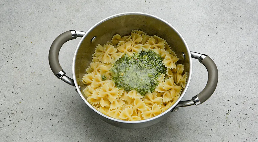 Паста с домашним песто и взбитой рикоттой