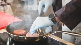 Создатели «Слободы» сделали вкусную домашнюю котлету из растительного мяса