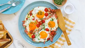 Сравнили виды яичницы и их калорийность: с беконом, помидорами, сыром, на тосте и ПП-вариант