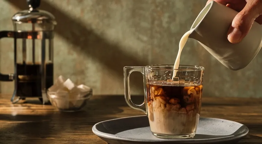 Готовая смесь кофе с молоком без сахара должна иметь ровный, чистый цвет без разводов и расслоения: от светлого бежевого до насыщенного карамельного