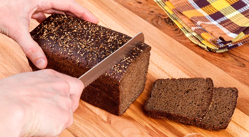 Бородинский хлеб — ценная часть рациона благодаря использованию ржаной муки, солода и натуральной закваски