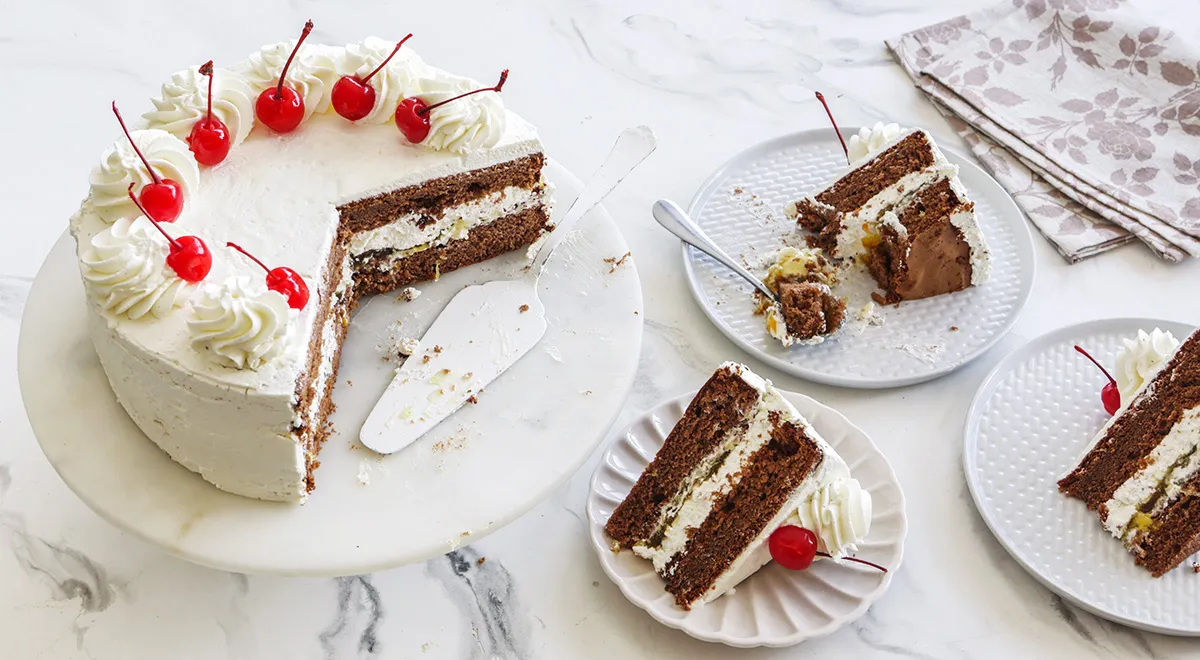 Бисквитный торт с клубникой и взбитыми сливками: рецепт - Лайфхакер