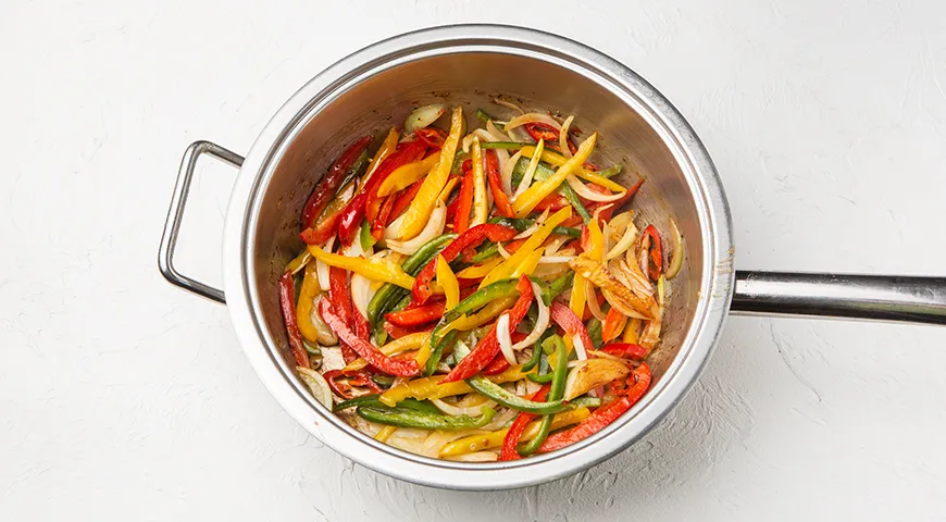 Свинина, тушенная с болгарским перцем на сковороде