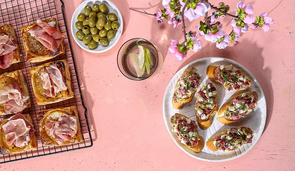 5 мини-закусок для бранча с подружками: кростини, тарталетка, брускетта и сэндвич с мясной начинкой