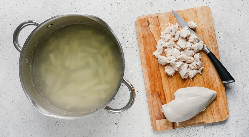 Томатный суп с курицей, фасолью и овощами