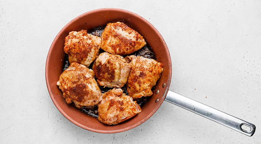 Курица по-мексикански на сковороде