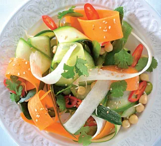 Салат из овощной лапши
