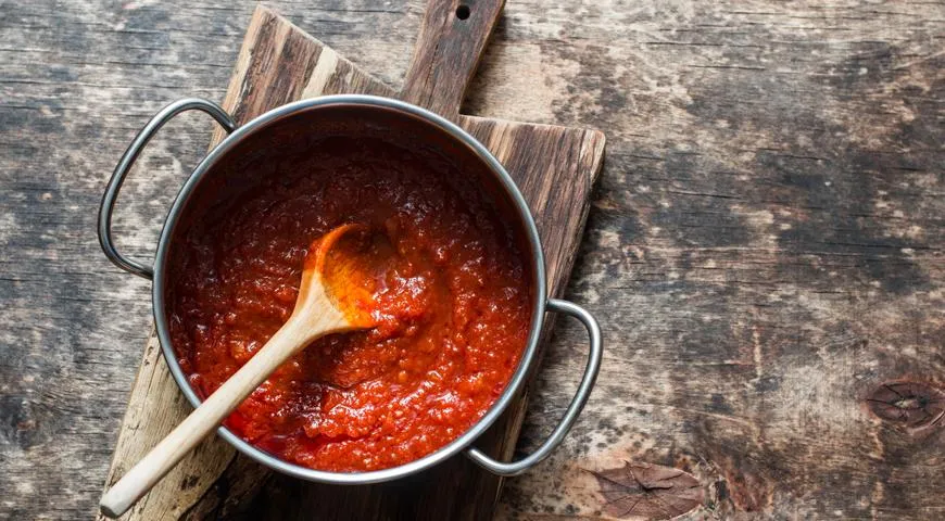 Традиционную томатную пасту в солянке можно заменить хорошим томатным соусом