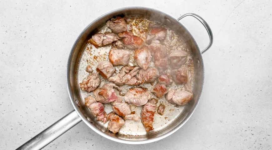 Баранина с картошкой и овощами на сковороде