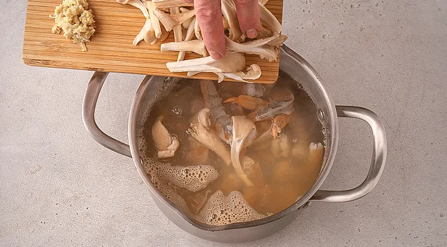 Карри-суп с рисовой вермишелью и креветками