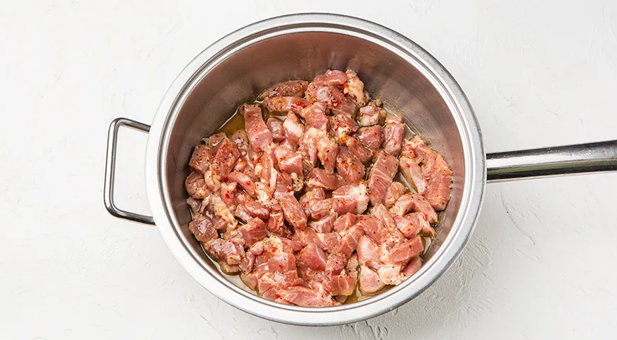 Свинина, тушенная с болгарским перцем на сковороде