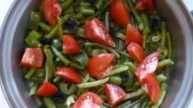 Фасоль стручковая с помидорами и маслинами в соевом соусе